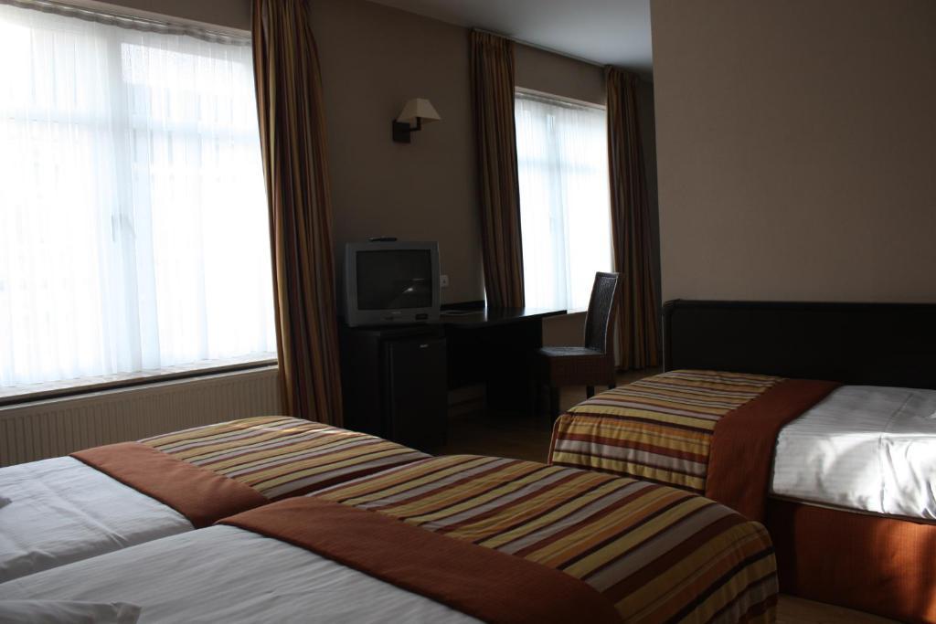 Hotel Giorgi Et Logements Insolites Bastogne Room photo